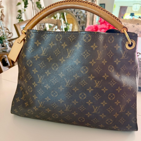 Louis Vuitton Monogram Artsy MM Shoulder Bag with Gold Accents - Picture 2 of 11